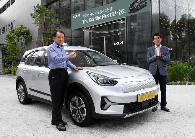 개인택시기사 기호경(왼쪽)씨과 권혁호 기아 국내사업본부장. 제공=기아.