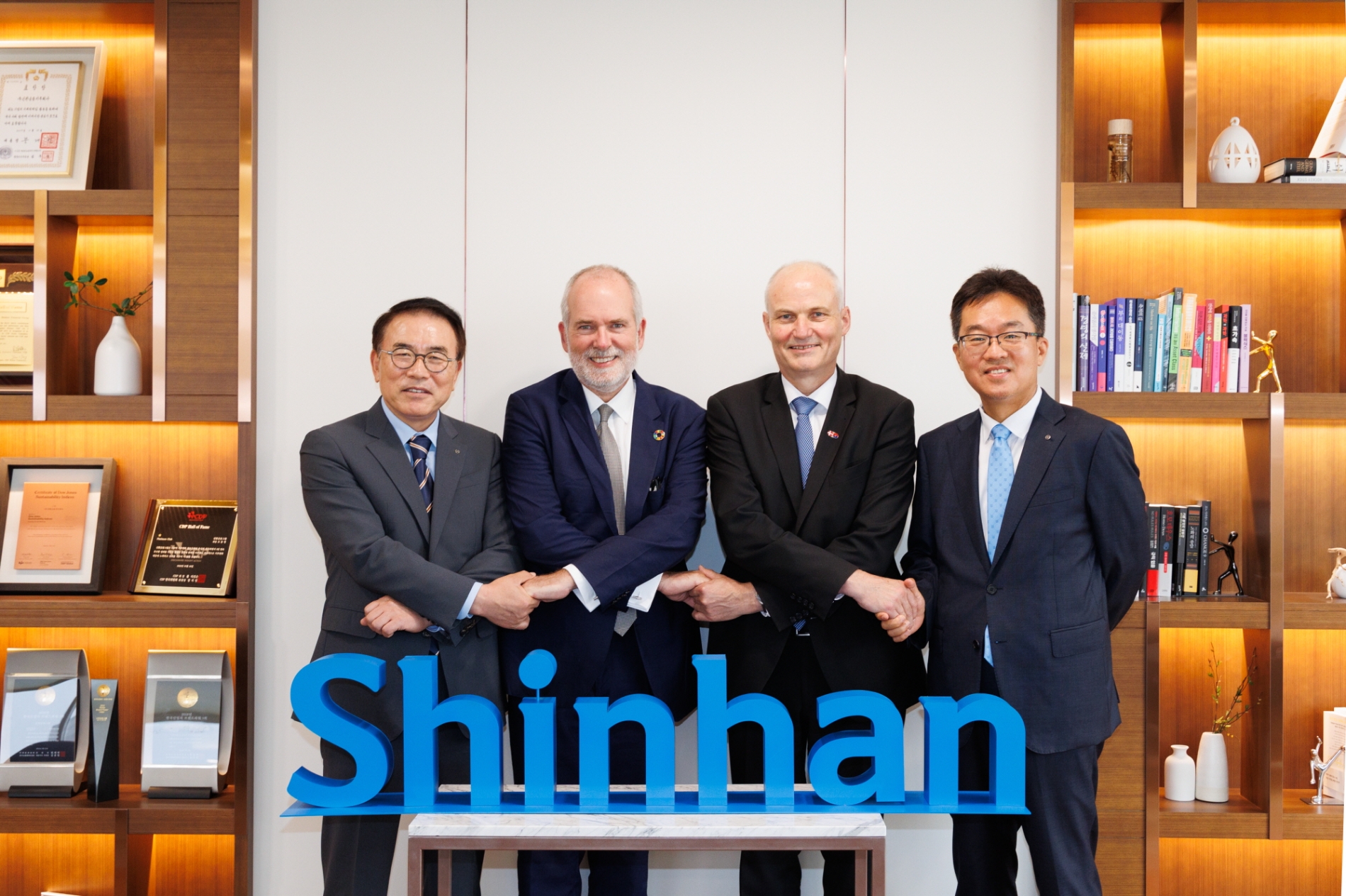 10일 서울 중구 신한금융그룹 본사에서 조용병 회장(왼쪽)이 토마스 앙커 크리스텐센 덴마크 기후대사와 만나 녹색성장을 위한 금융의 역할을 논의했다./사진=신한금융지주