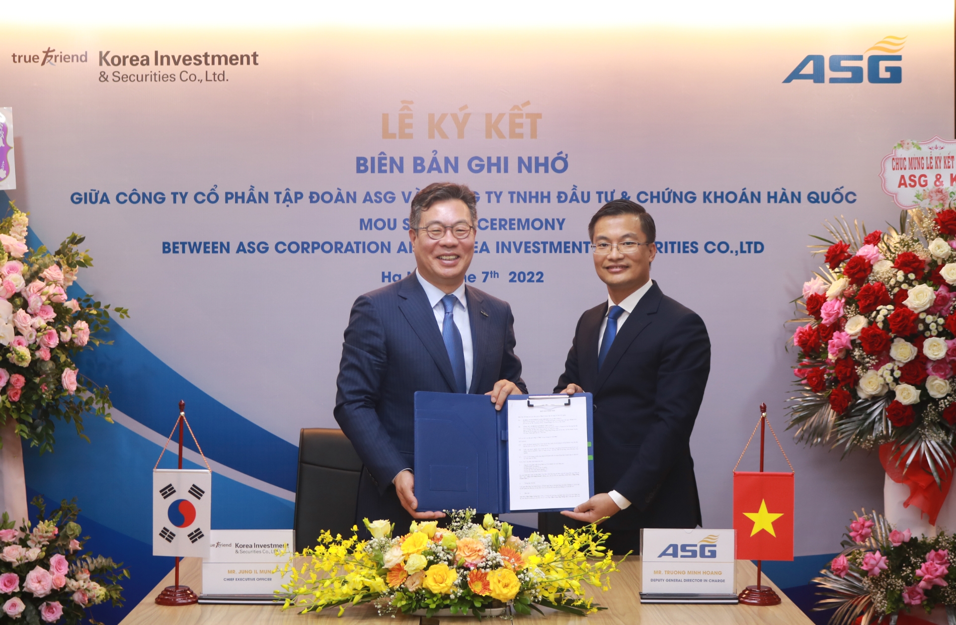 지난 7일 정일문 한국투자증권 사장(사진 왼쪽)과 쯔엉 덕 띵(Duong Duc Tinh) ASG 회장(사진 오른쪽)이 업무협약을 체결하고 기념사진을 촬영하고 있다. / 사진제공= 한국투자증권(2022.06.13)