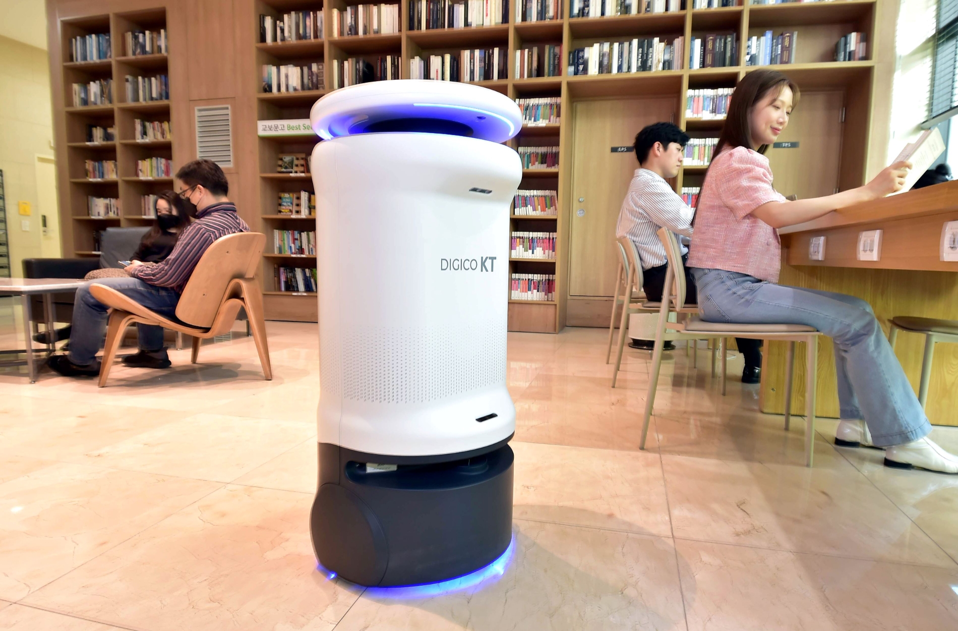 리마크빌 동대문 AI방역로봇 / 사진제공=KT에스테이트