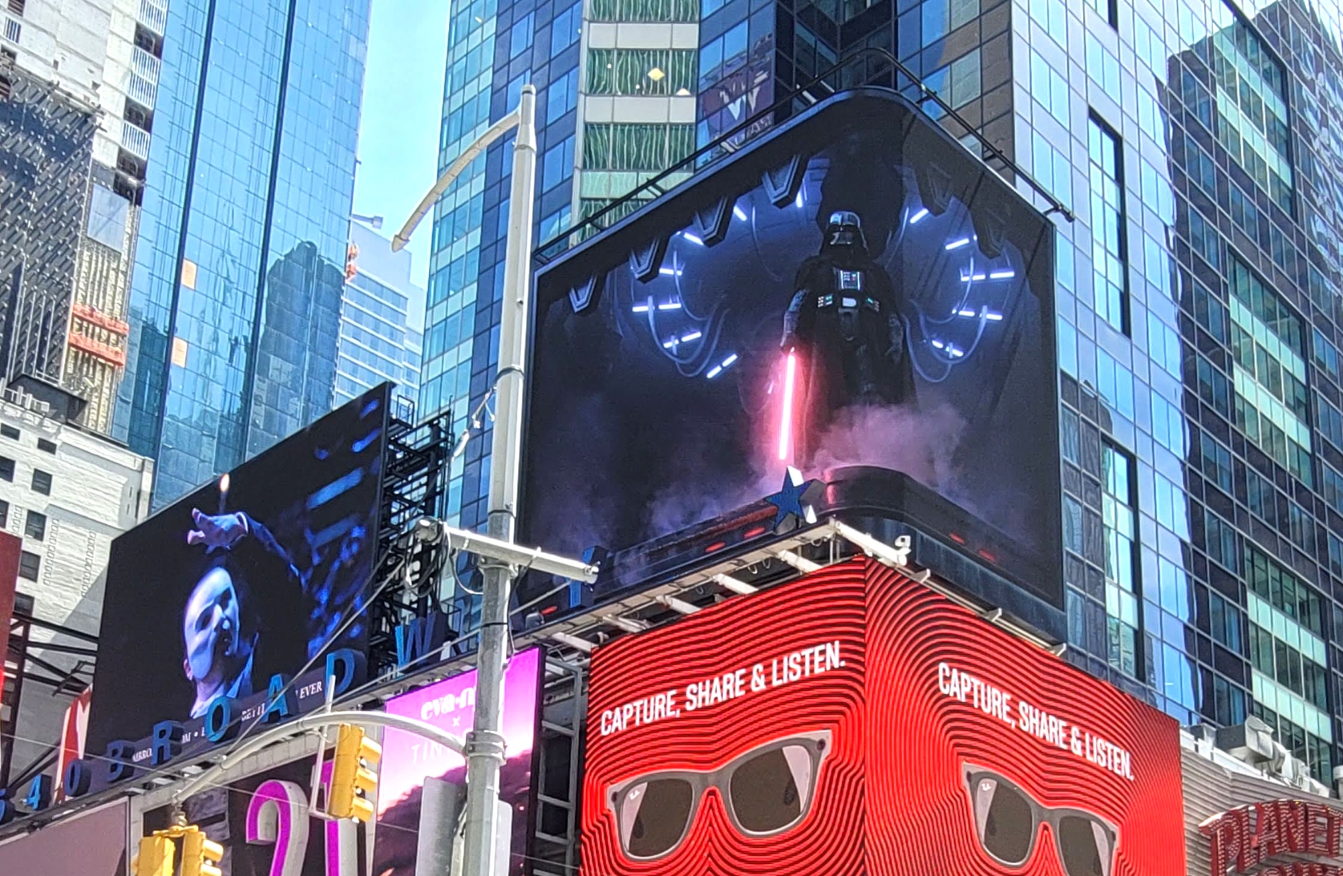 LG전자가 뉴욕 타임스스퀘어(Times Square)에 있는 전광판을 통해 스타워즈 신작드라마를 활용한 LG 올레드 TV 광고 영상을 공개했다. 사진=LG전자
