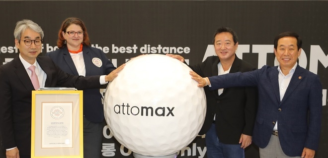 (왼쪽부터) 한국기록원 김덕은 원장, 미국 WRC 심사위원대표 데이나 니콜 헤슈, 코오롱 이웅열 명예회장, 코오롱인더스트리 장희구 사장. 제공=코오롱.