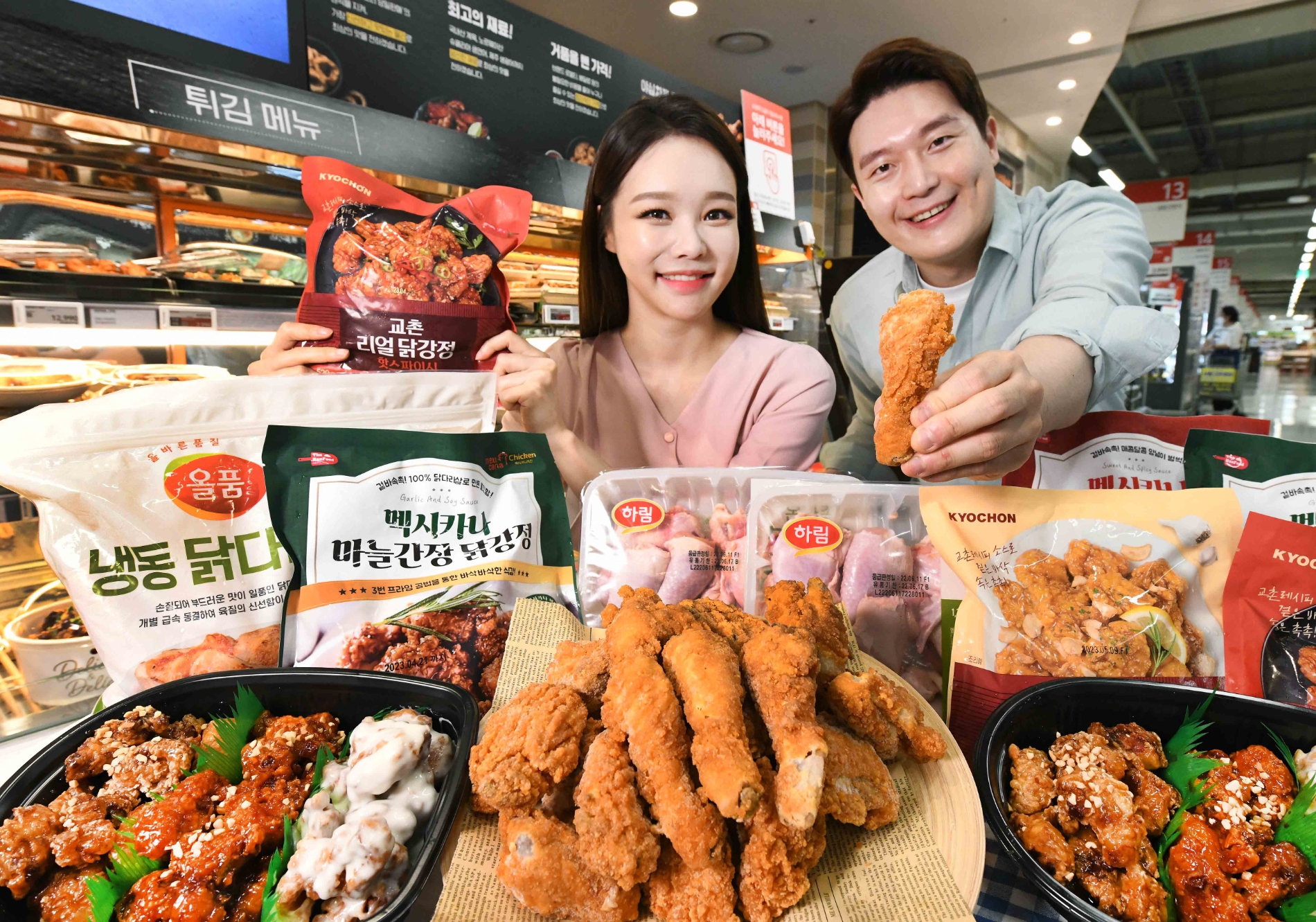 모델들이 15일 홈플러스 강서점에서 ‘치킨 대전’ 행사 상품을 선보이고 있다./ 사진제공 = 홈플러스