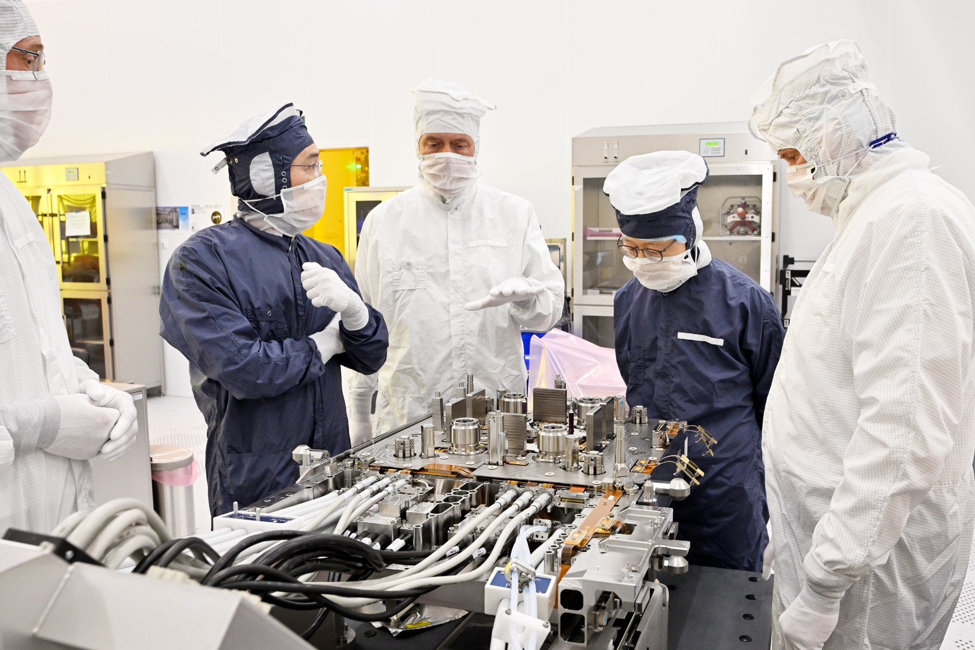 이재용 삼성전자 부회장이 14일(현지시간) 네덜란드 에인트호번에 위치한 ASML 본사에서 피터 베닝크(Peter Wennink) ASML CEO, 마틴 반 덴 브링크(Martin van den Brink) ASML CTO 등과 함께 반도체 장비를 점검했다. 사진=삼성전자