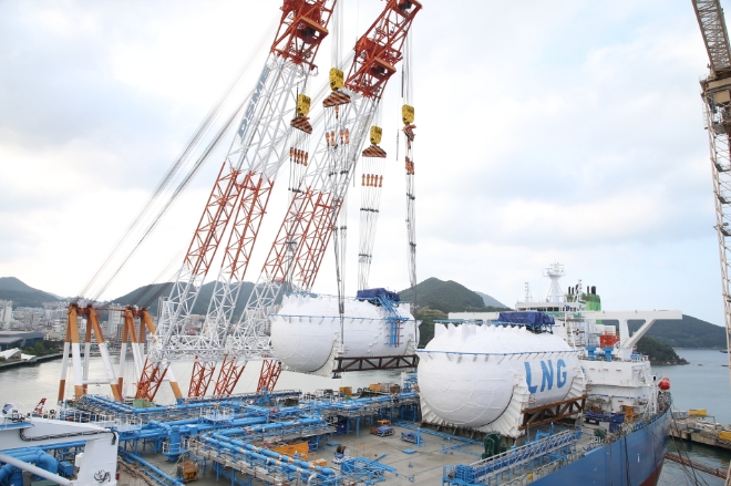 대우조선해양은 지난 16일 박두선 사장과 포스코 기술연구원 최종교 전무 등 양사 관계자들이 참석한 가운데 고망간강 소재 LNG 연료탱크를 초대형 원유운반선에 설치하는 탑재식을 가졌다. 사진=대우조선해양.