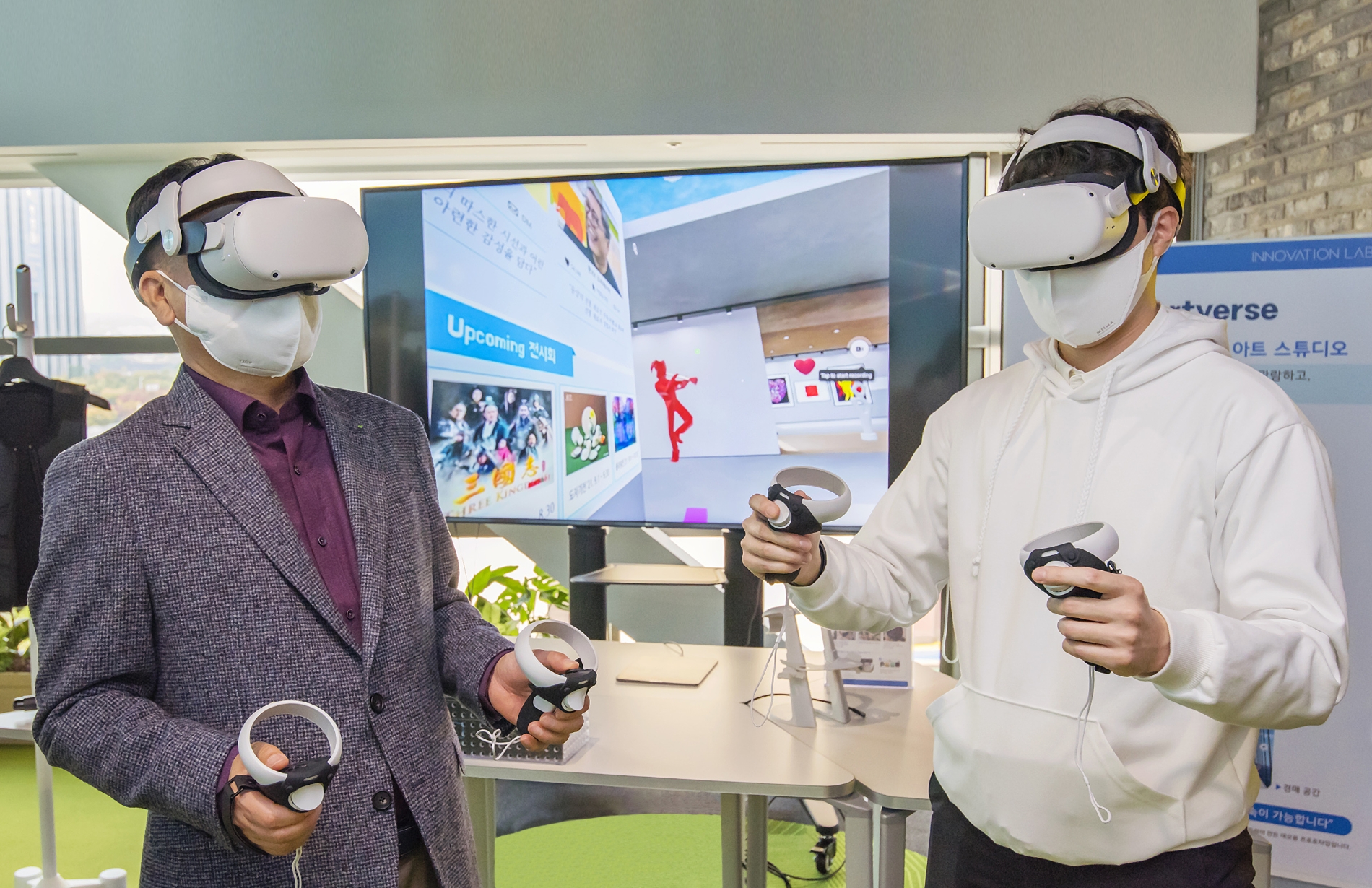 교보생명 선후배 사원이 역멘토링 일환으로 VR 체험을 하고 있다./사진=교보생명