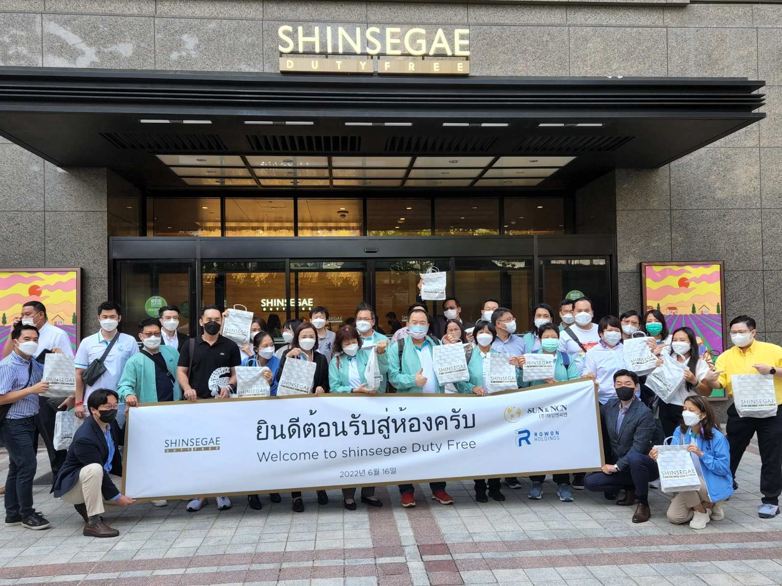 16일 신세계면세점을 방문한 태국 단체 관광객 기념 사진./ 사진제공 = 신세계디에프