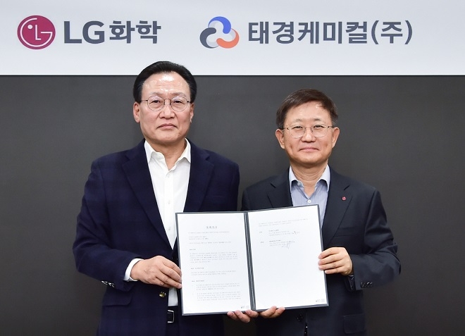 태경케미컬 박기환 대표이사(왼쪽)와 LG화학 노국래 석유화학사업본부장. 제공=LG화학