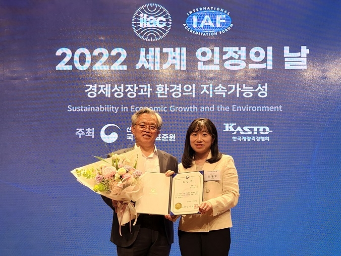 산업통상자원부 국가기술표준원 원장 표창을 수상한 샘표 품질보증센터 최윤정 연구원(오른쪽)과 샘표 이생재 전무(왼쪽)./ 사진제공 = 샘표