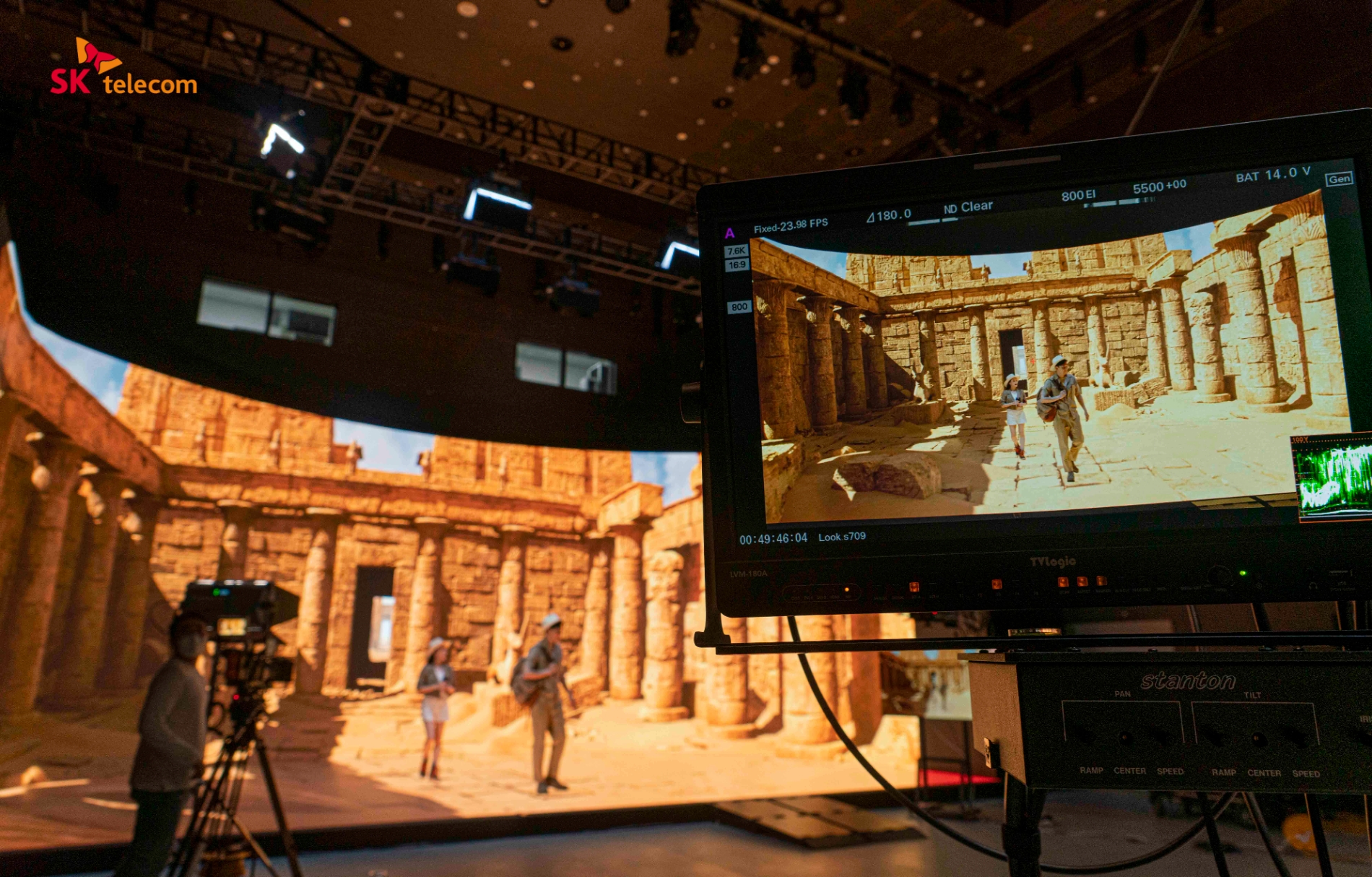 팀 스튜디오에서 대형 LED 월 스테이지를 배경으로 촬영을 진행하는 모습. 사진=SK텔레콤