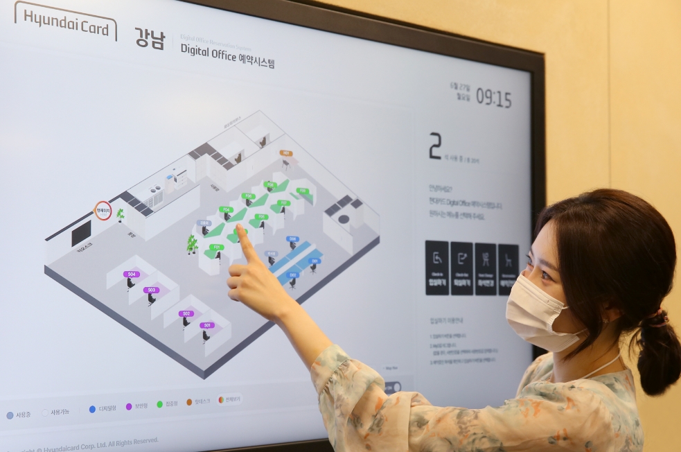 현대카드 직원이 '디지털 오피스 강남' 입구에 마련된 무인단말기를 통해 예약한 좌석의 이용 절차를 진행하고 있다. /사진제공=현대카드