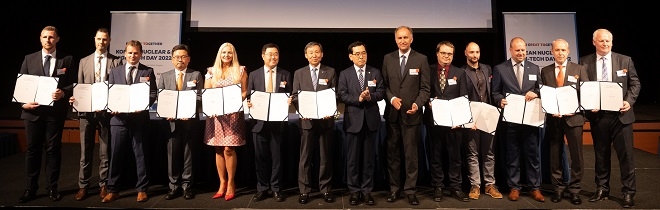 사진 왼쪽부터 스폴케미 얀 스트로블 비즈니스 개발 매니저, 유로웨그 아띨라 두핀 이사, 이베코 체코 카렐노박 버스플랫폼장, 현대글로비스 김기철 상무, 자실코브나 시모나 키욘코바 대표이사, 현대자동차 신승규 상무, 수소융합얼라이언스 문재도 회장, 이창양 산업통상자원부 장관, 페트로 메르바르 수소특임대사, HYTEP 마틴 파이다르 부회장, 데빈社 조셉 렉사 세일즈 매니저, 오를렌 유니페트롤社 토마스 헤링크 이사, UJV레즈 마틴 바코프스키 세일즈 매니저, 지브라그룹 페트르 리학 대표이사.