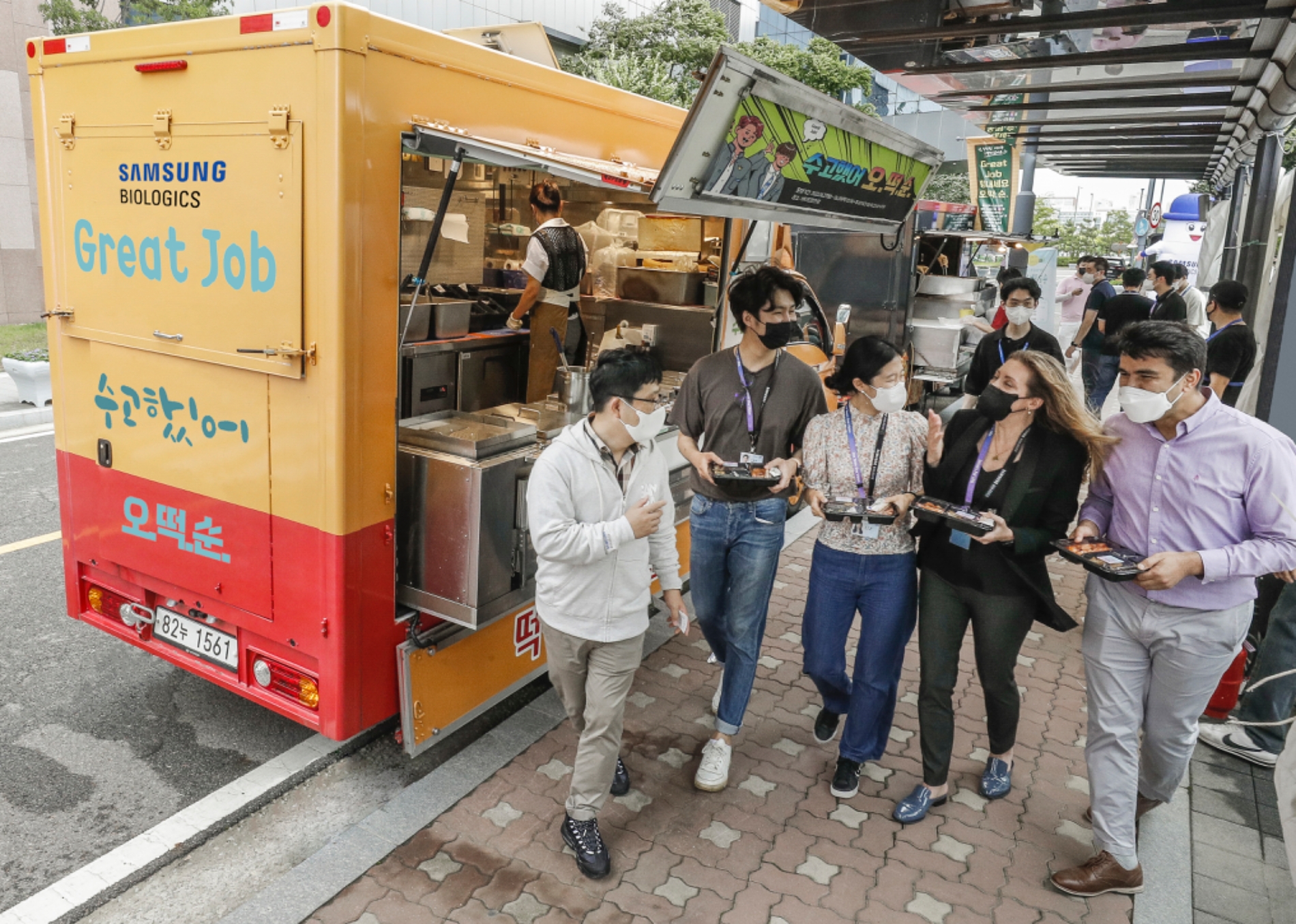 삼성바이오로직스 푸드트럭 이벤트에 참여하고 있는 임직원들./사진제공 = 삼성바이오로직스