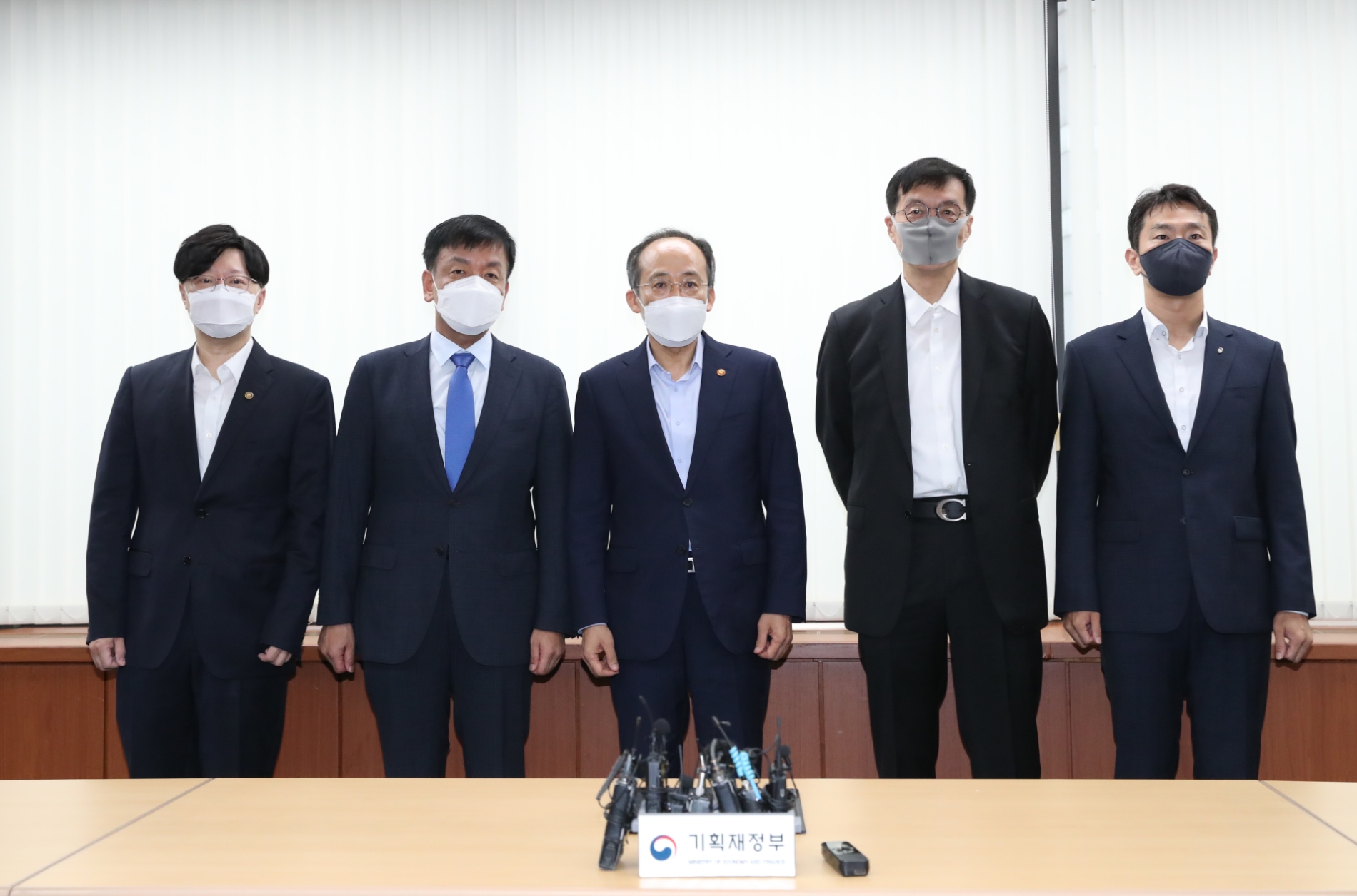 4일 중구 은행회관에서 열린 조찬간담회. (왼쪽부터) 김소영 금융위원회 부위원장, 최상목 경제수석, 추경호 경제부총리 겸 기획재정부 장관, 이창용 한국은행 총재, 이복현 금융감독원장. / 사진제공= 한국은행(2022.07.04)