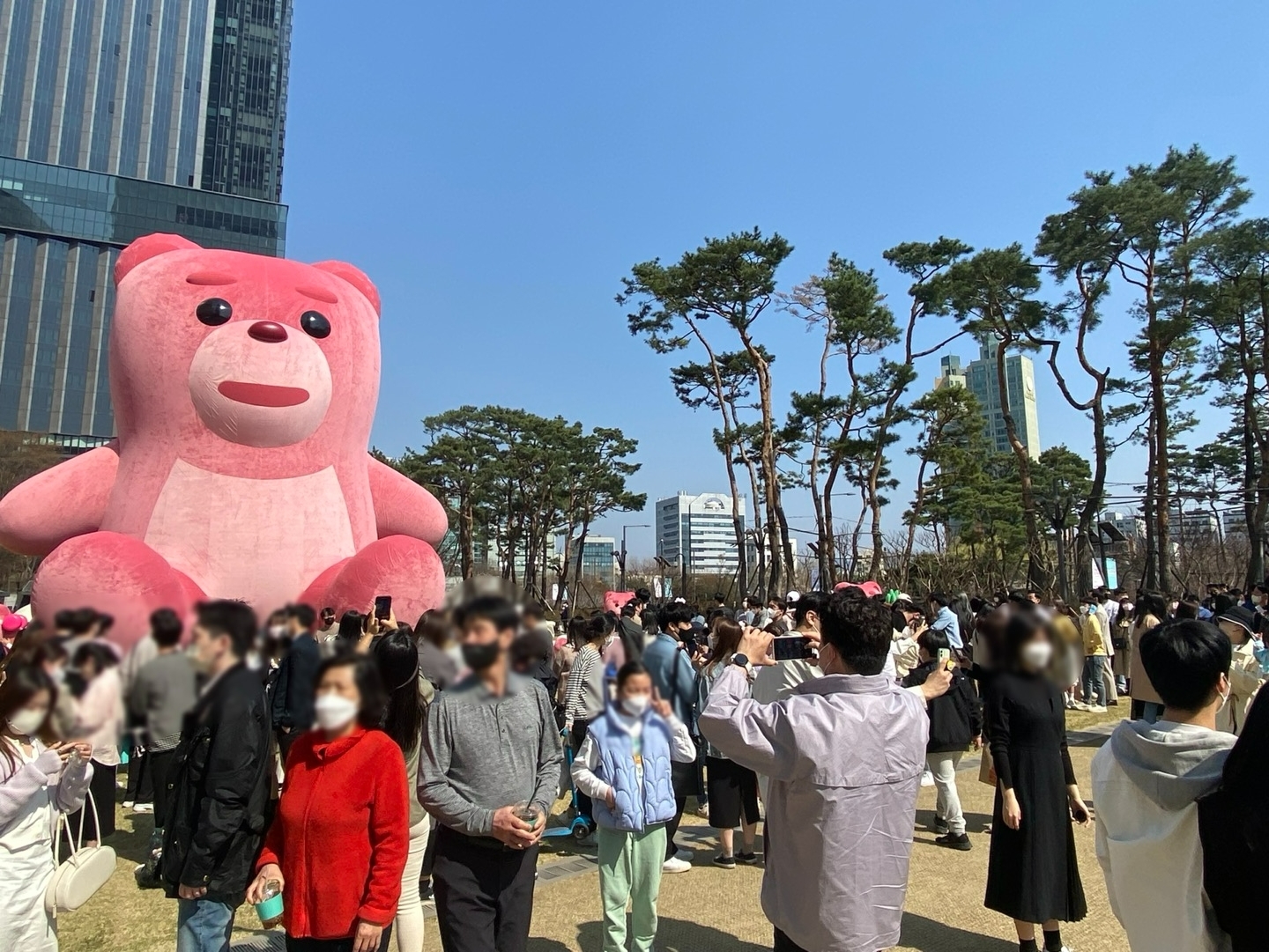지난 3월 롯데홈쇼핑은 롯데월드타워 앞 잔디광장에서 벨리곰 공공전시를 했다./사진=한국금융 DB