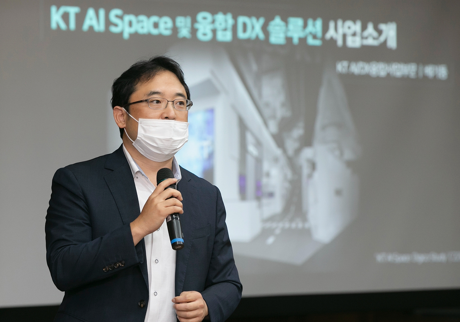 김영식 KT DX플랫폼본부장이 5일 KT 성남 본사에서 AI 주택형 솔루션을 소개하고 있다. 사진=KT