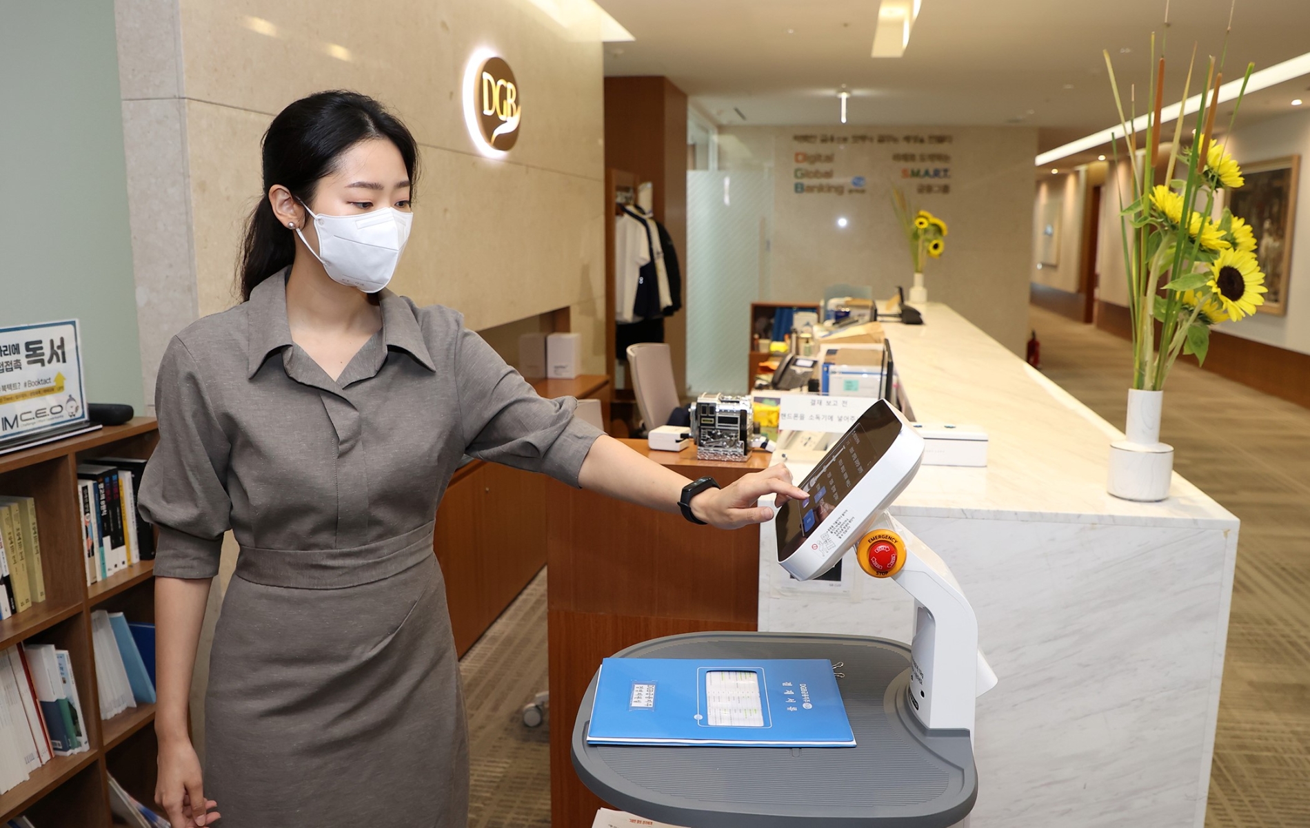 DGB대구은행 제2본점 본부 부서에 AI(인공지능) 로봇을 시범 운영한다. / 사진제공=DGB금융그룹