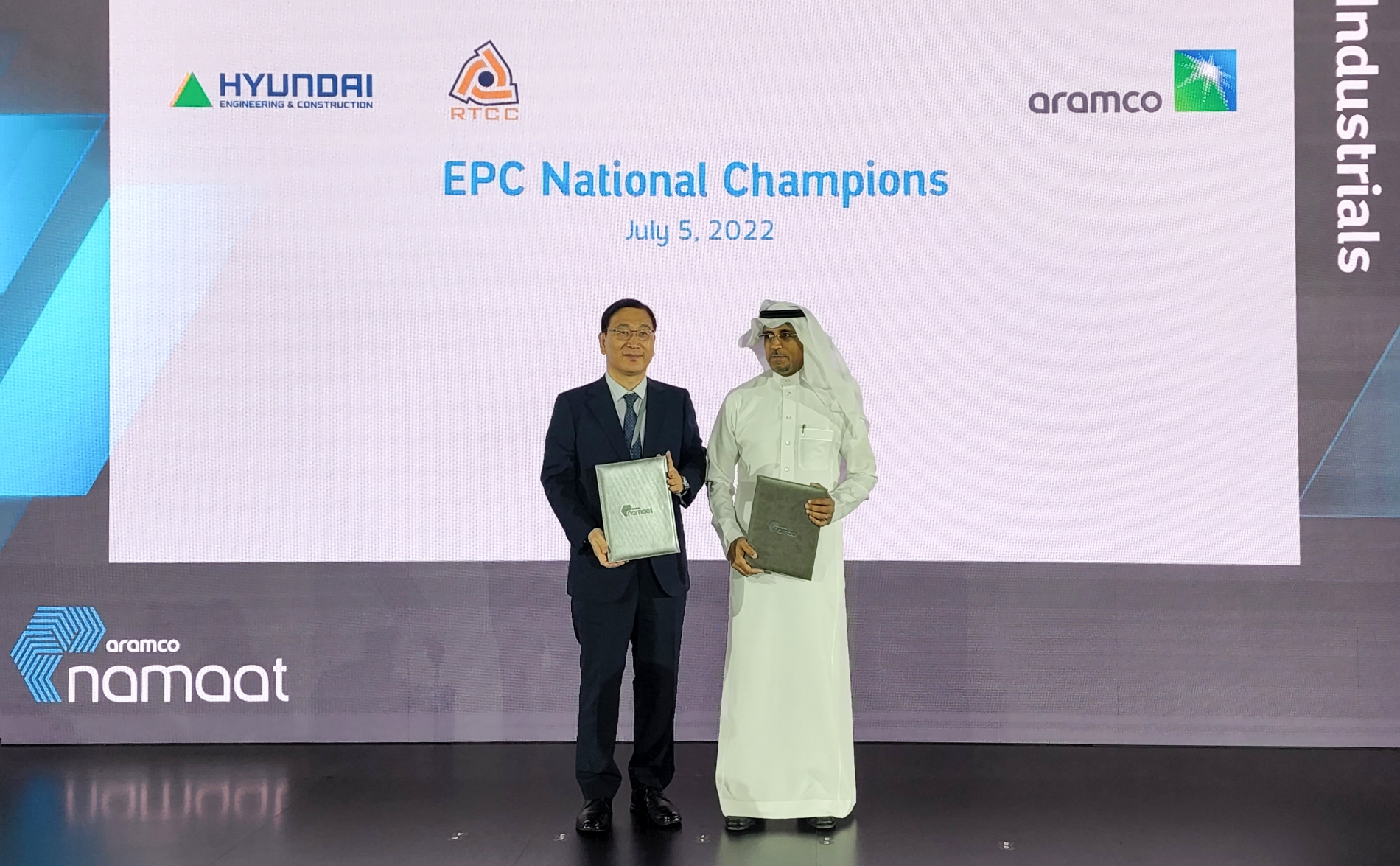 (왼쪽부터) 현대건설 윤영준 사장, 아람코 압둘카림 알감디 (Abdulkarim Al Ghamdi) 부사장이 협약식을 진행하고 있다. / 사진제공=현대건설