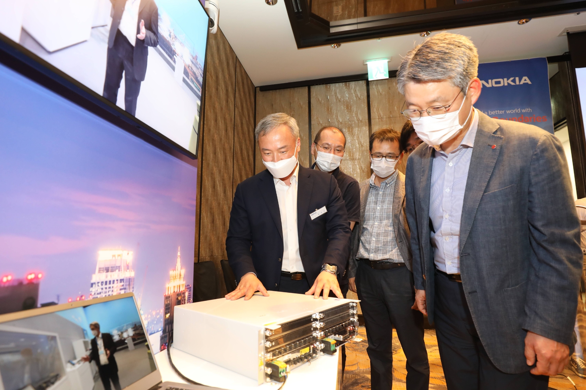 권준혁 LG유플러스 네트워크부문장(맨 오른쪽)이 김우조 노키아 전무로부터 노키아가 개발한 신형 기지국 장비에 대해 설명을 듣고 있다. 사진=LG유플러스