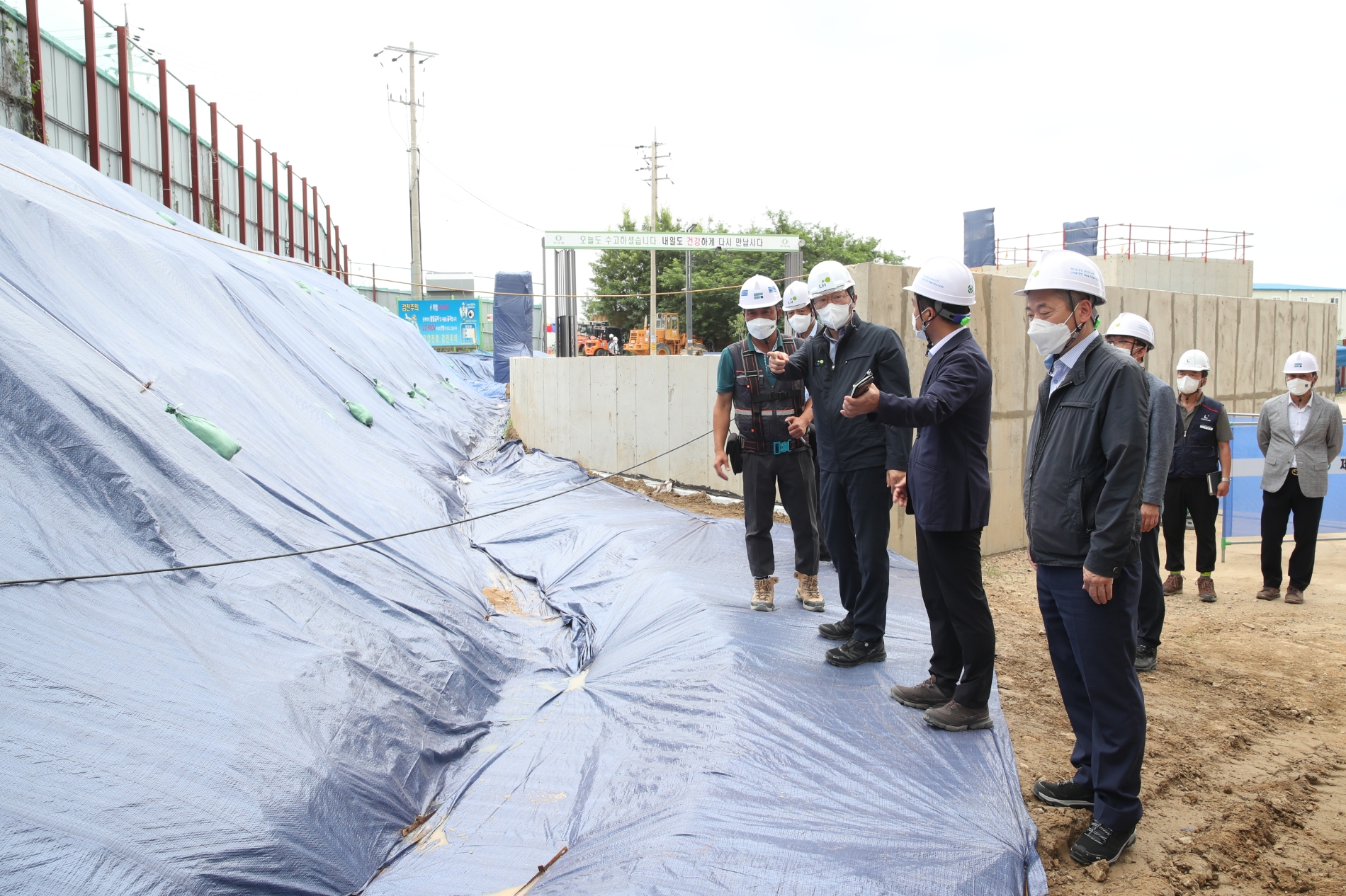 김현준 LH사장(왼쪽 세 번째)이 장마철 집중호우 대비 경사면 및 배수로 상태 등을 점검하고 있다. /사진제공=LH공사