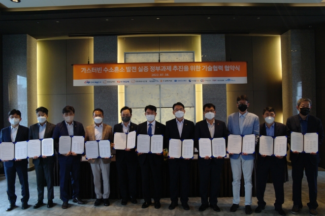 한화임팩트(대표이사 김희철)는 8일 서울 플라자호텔에서 10개 회사와 함께 F급 가스터빈 수소혼소 실증사업의 정부과제 수주를 위한 첫 걸음을 디뎠다. 사진=한화그룹.