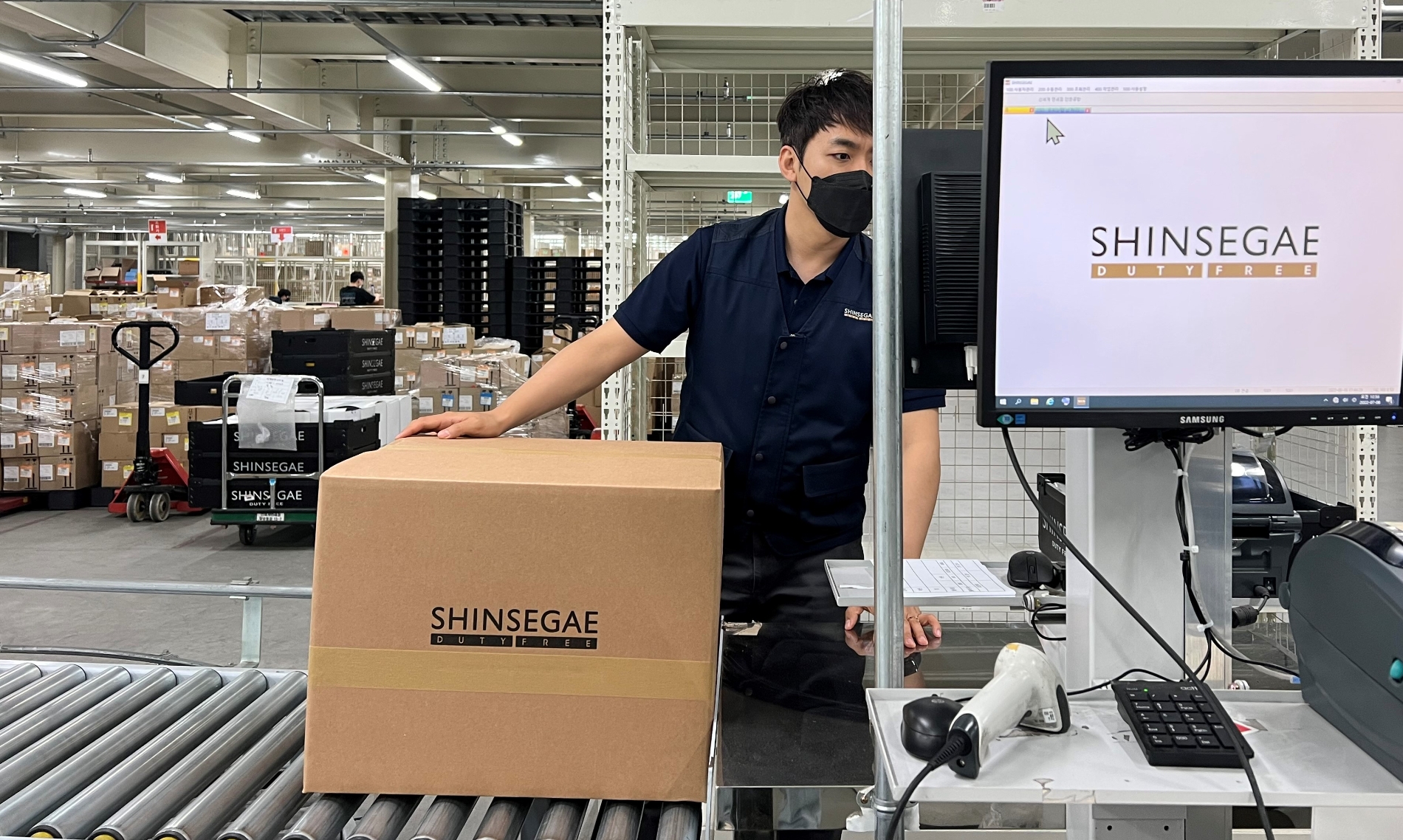 신세계면세점 물류센터에서 역직구 상품 배송 준비하는 모습./ 사진제공 = 신세계디에프
