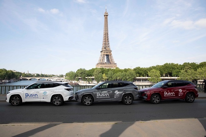  프랑스 파리에서 개최된 제170차 국제박람회기구(BIE) 총회 기간에 2030부산세계박람회 로고를 래핑한 현대차 투싼 차량이 파리 거리를 순회하며 부산을 알리고 있다. 사진=현대차그룹.