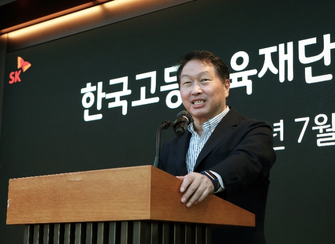 최태원 SK 회장은 11일 서울 종로구 SK서린빌딩에서 한국고등교육재단 지원으로 해외유학을 떠나는 장학생들에게 장학증서를 수여하며 격려했다. 사진=SK그룹.