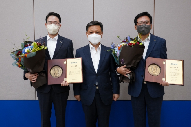 포스코(부회장 김학동)는 올해 포스코 명장으로 포항 후판(厚板)부 이영춘 과장, 광양 화성(化成)부 김제성 차장을 선정했다. 사진=포스코.