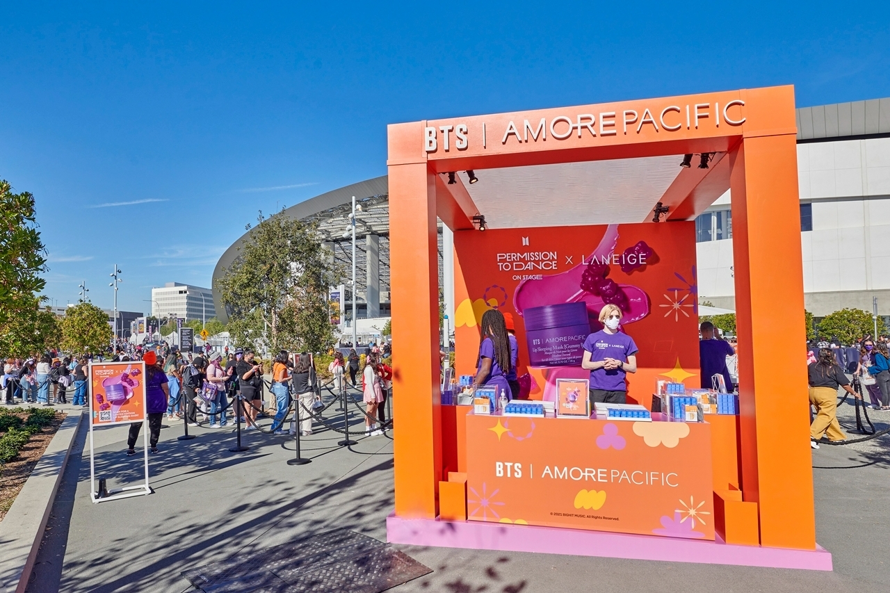 아모레퍼시픽과 LG생활건강 모두 북미 시장을 집중 공략하고 있다. 사진은 지난 방탄소년단 콘서트 당시 아모레퍼시픽이 부스를 운영했던 모습이다./사진=본사DB