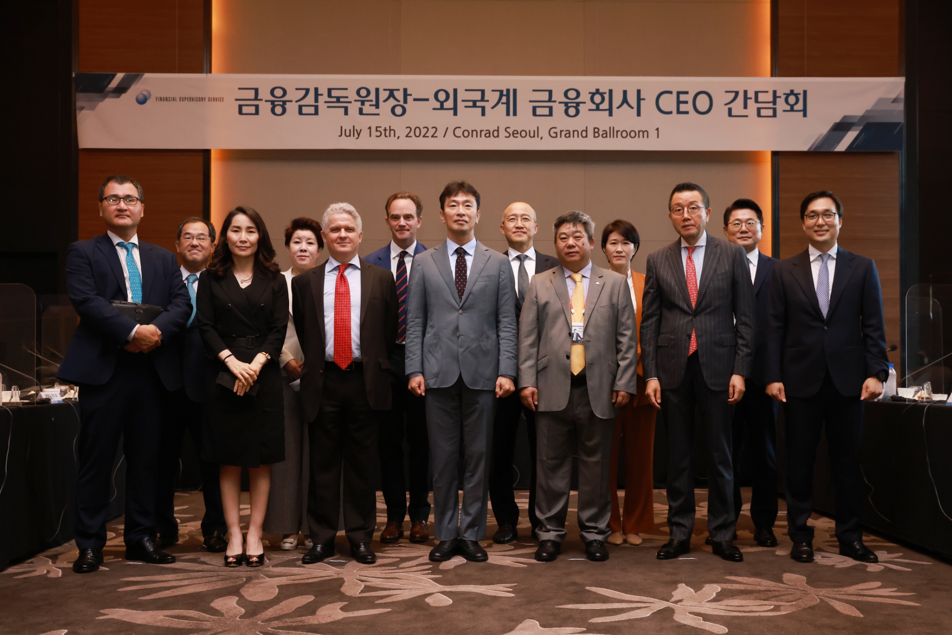 이복현 금융감독원장은 15일 서울 여의도 콘래드호텔에서 외국계 금융사 CEO와 간담회를 열었다. (앞줄 왼쪽부터) 박준우 뱅크오브아메리카 서울지점 대표, 박현남 도이치은행 서울지점 대표, 제랄드 마스네 크레디아그리콜은행 서울지점장, 이복현 금감원장, 셰저치앙 ABL생명 대표, 한승수 모간스탠리증권 서울지점 대표, 김용환 맥쿼리자산운용 대표 (뒷줄 왼쪽부터) 나카가와 카즈야 미즈호은행 서울지점장, 왕위제 중국건설은행 서울지점 대표, 기욤 마라보 AXA손해보험 대표, 박태진 JP모간증권 서울지점장, 조지은 라이나생명 대표, 최만연 블랙록자산운용 대표 / 사진제공= 금융감독원(2022.07.15)