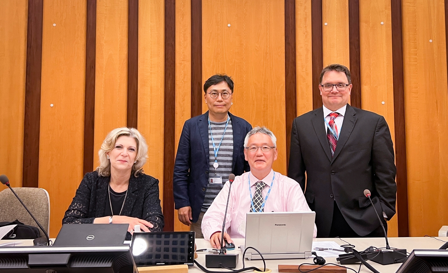  ITU-T SG13 회의에서 SK텔레콤 심동희 팀장(왼쪽에서 두번째)이 SG13의장단과 함께 찍은 사진. 카주노리 타니카와(Kazunori Tanikawa) SG13 의장(왼쪽에서 세번째). 사진=SK텔레콤