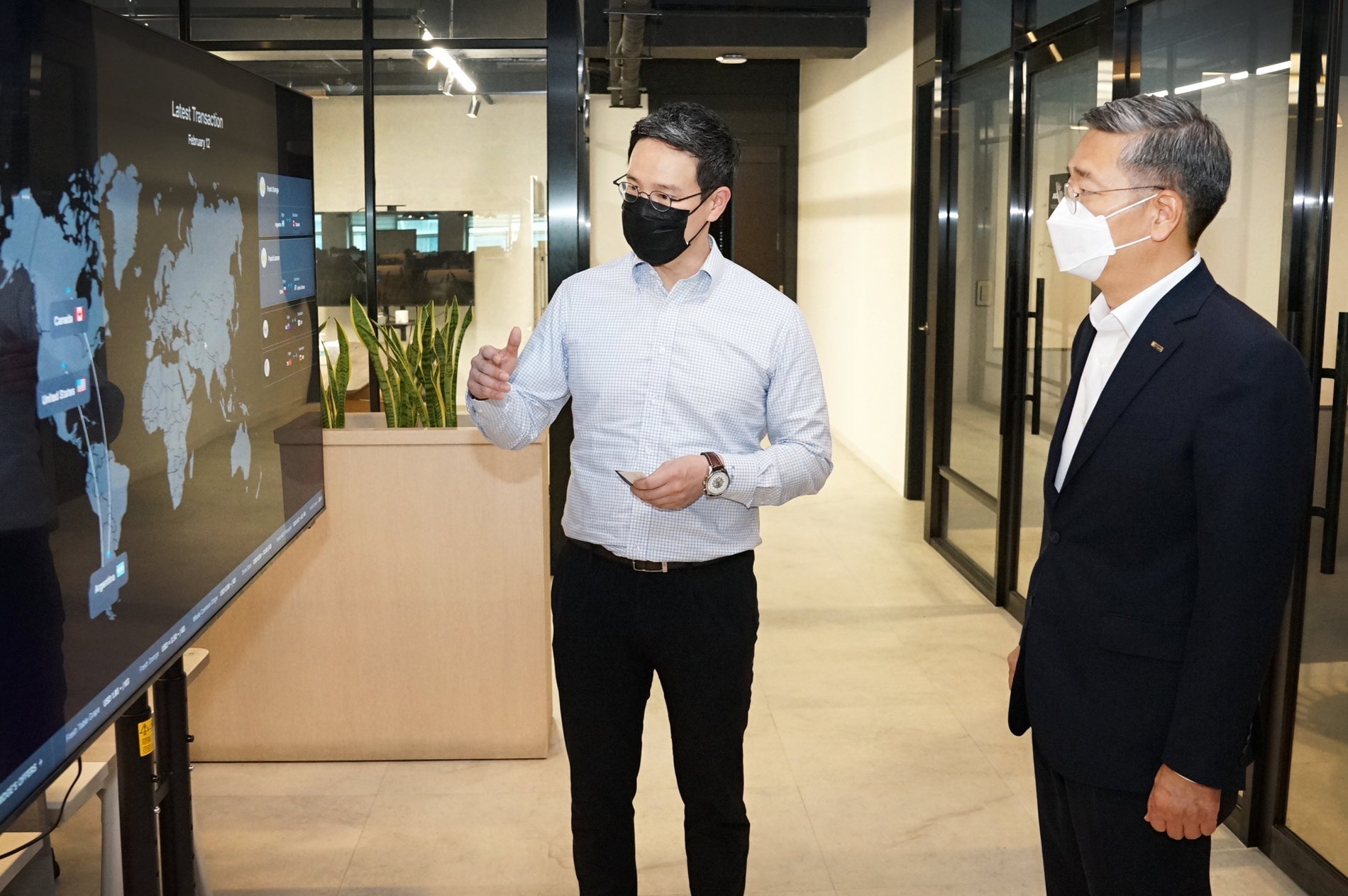 트레이딩 과정 참관 중인 김종호 기술보증기금 이사장(오른쪽)과 설명하고 있는 신호식 트릿지 대표이사. / 사진제공=기술보증기금