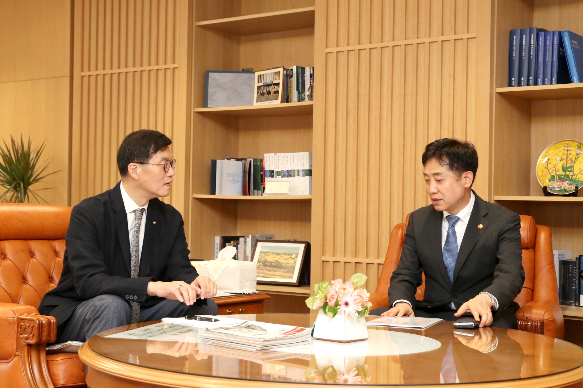 이창용 한국은행 총재(왼쪽)와 김주현 금융위원장(오른쪽)이 18일 오후 3시 한은 본관에서 첫 회동했다. / 사진제공= 한국은행(2022.07.18)
