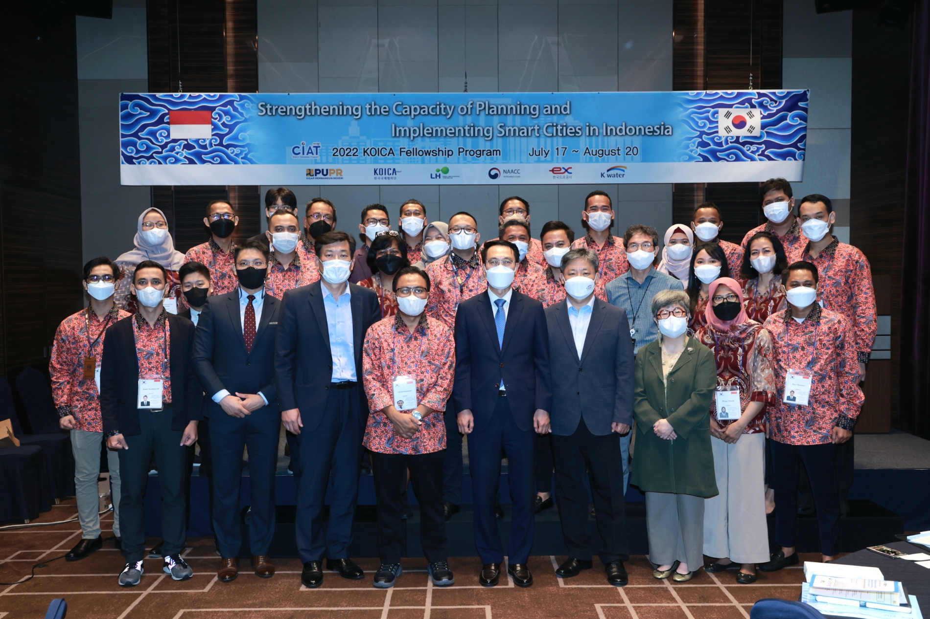 조백희 LH글로벌협력센터장(앞줄 오른쪽 세 번째), 앗지 크리스반도노 인도네시아 연수생 대표(앞줄 오른쪽 여섯 번째) 등 연수 관계자들이 기념촬영을 하고 있다./ 사진제공=LH