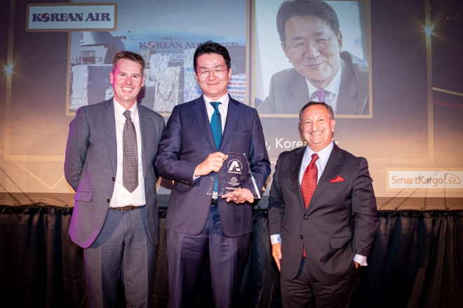 조원태 한진그룹 회장은 지난 17일(현지시간) 오후 영국 런던에서 열린 '에어라인 스트레티지 어워즈(Airline Strategy Awards)' 시상식에서 '2022년 올해의 항공화물 리더십(Air Cargo Leadership)' 상을 수상했다. 사진=대한항공.