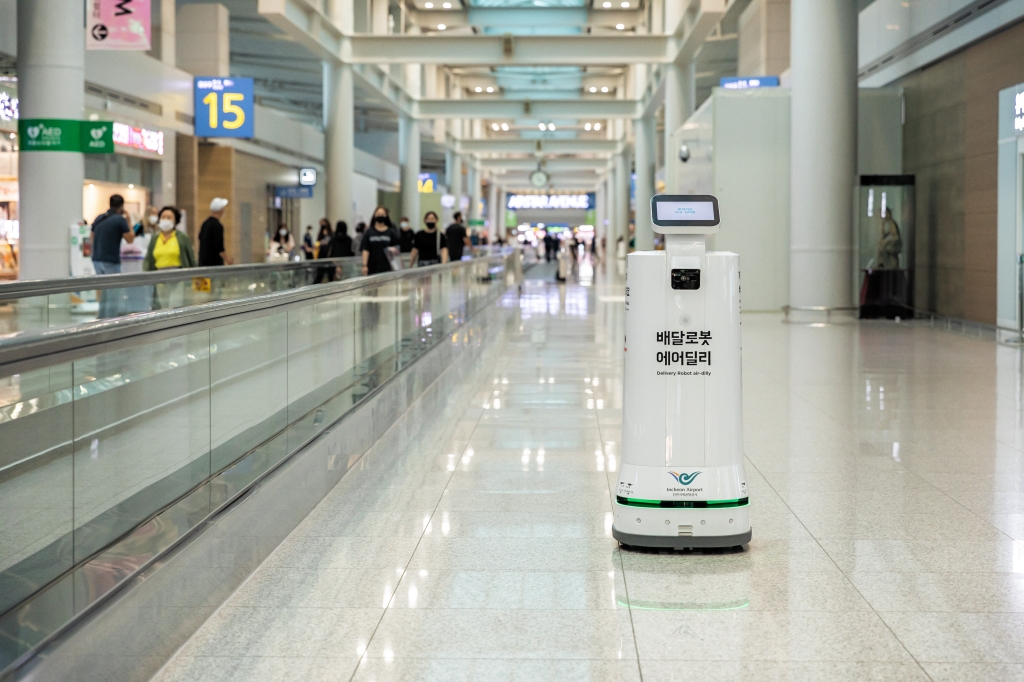 18일 인천공항에서 배민은 배달로봇 서비스를 시작했다./사진제공=우아한형제들