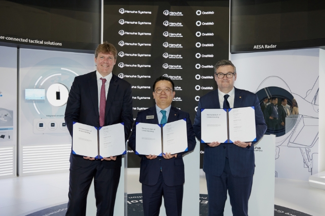 한화시스템은 19일(현지 시각) 영국 ‘판버러에어쇼(Farnborough International Airshow) 2022’ 현장에서 한화디펜스 호주법인, 원웹(OneWeb)과 ‘호주 군 위성인터넷 사업 참여 협력을 위한 3자 양해각서(MOU)’를 체결했다. 사진=한화시스템.