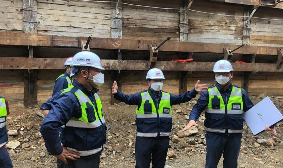 SM그룹 경남기업 박석준 대표(오른쪽에서 두번째)가 목감 수암 도로현장을 찾아 점검을 하고있다. /사진제공=SM그룹