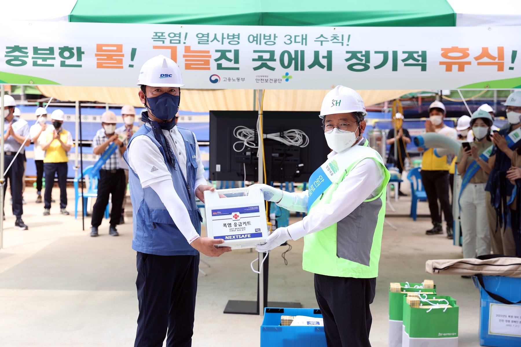 김헌동 SH공사 사장(오른쪽)이 야외근로자들의 안전을 위해 폭염 응급키트를 전달하고 있다. /사진제공=SH공사
