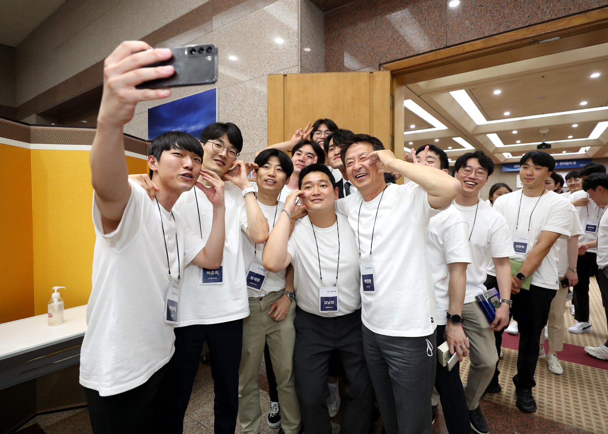 백정완 대우건설 사장이 행사 이후 신입사원들과 기념촬영을 하고 있다. / 사진제공=대우건설