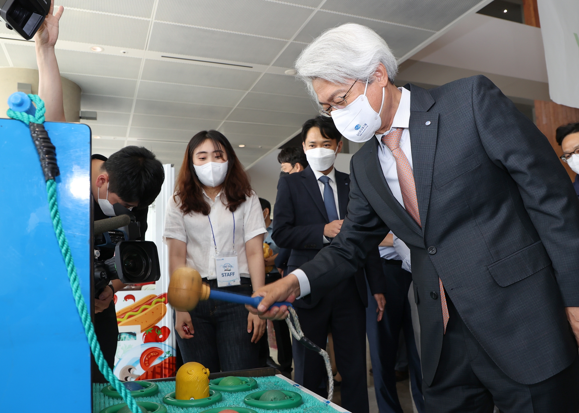 김태오 DGB금융그룹 회장이 지난 5월 창립 11주년 기념식에서 다양한 게임에 직접 참여했다. / 사진제공=DGB금융