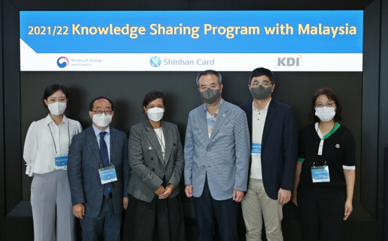 노르 하일리 마이주라 빈티 후세인(Nor Haily Maizura Binti Hussein) 사절단장(왼쪽에서 세 번째)과 구자현 KDI 선임연구원(왼쪽에서 두 번째), 안중선 신한카드 부사장(오른쪽에서 세 번째)이 기념사진 촬영을 하고 있다. /사진제공=신한카드