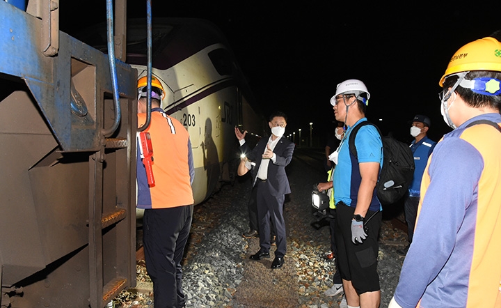이종국 SR 대표이사(왼쪽에서 두 번째)는 탈선사고 피해를 입은 SRT 203 열차 정비를 위해 28일 새벽까지 이송한 관계자들을 신창원역 현장에서 격려하고 상황을 점검했다. /사진제공=SR