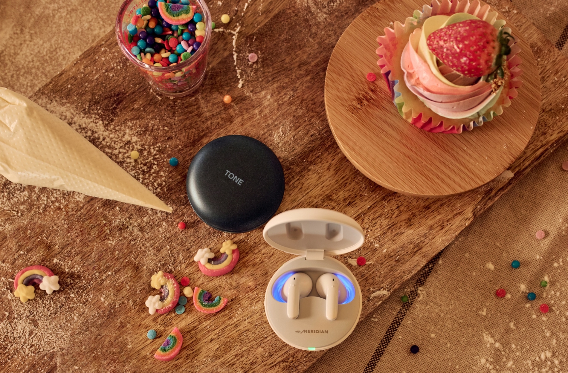 대표 모델인 TONE-UT90Q은 세계 최초로 연결된 기기나 재생 중인 콘텐츠 종류와 무관하게 ‘돌비 헤드트래킹’을 지원한다. LG전자는 노이즈캔슬링 기능과 통화 품질을 강화하고, 사용자의 편의를 위한 다양한 기능을 탑재했다. 사진은 TONE-UT90Q 제품. 사진=LG전자