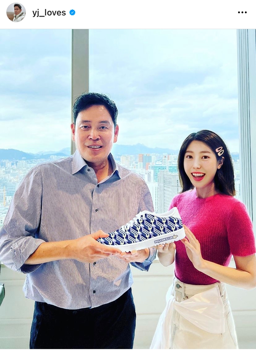 정용진 신세계 부회장(사진 왼쪽)과 신세계그룹 버추얼 인플루언서 와이티./ 사진제공 = 정용진 신세계 부회장 인스타그램