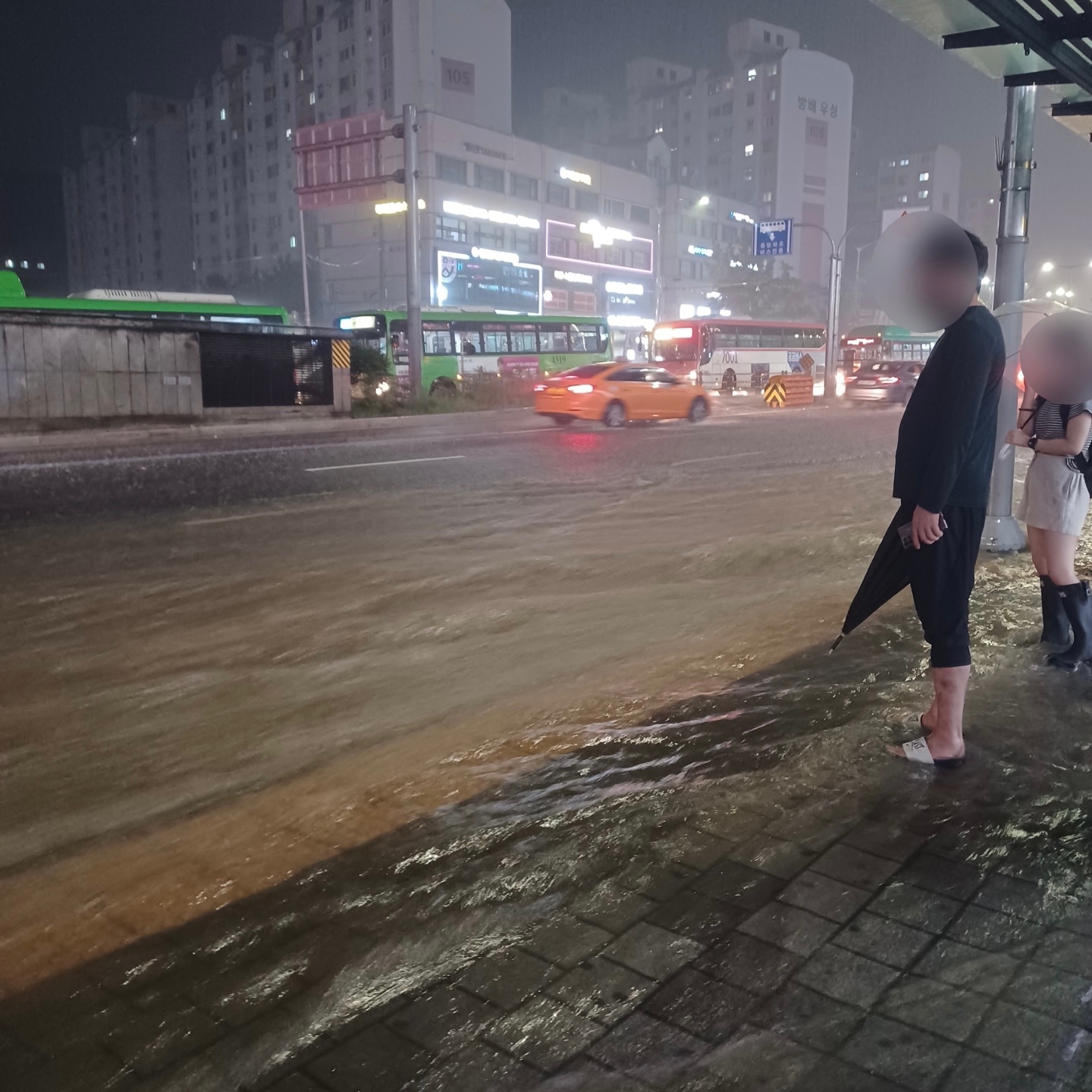 2022년 8월 8일 집중호우로 인해 거리에 물이 넘쳐 흐르고 있다. 위 사진은 해당 기사와 무관함. /사진=한국금융신문