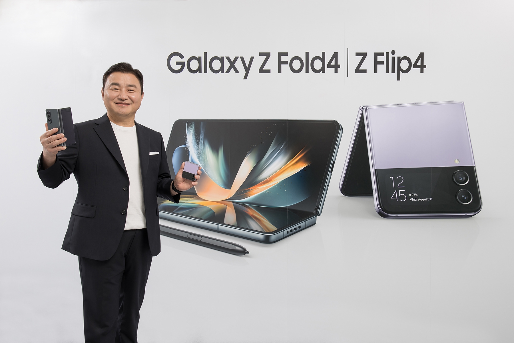 노태문  삼성전자 MX사업부장(사장)이 10일(한국시간) '삼성 갤럭시 언팩 2022 (Samsung Galaxy Unpacked 2022: Unfold Your World)에서 차세대 폴더블 스마트폰 '갤럭시 Z 플립4'와 '갤럭시 Z 폴드4'를 소개하고 있다. 사진=삼성전자