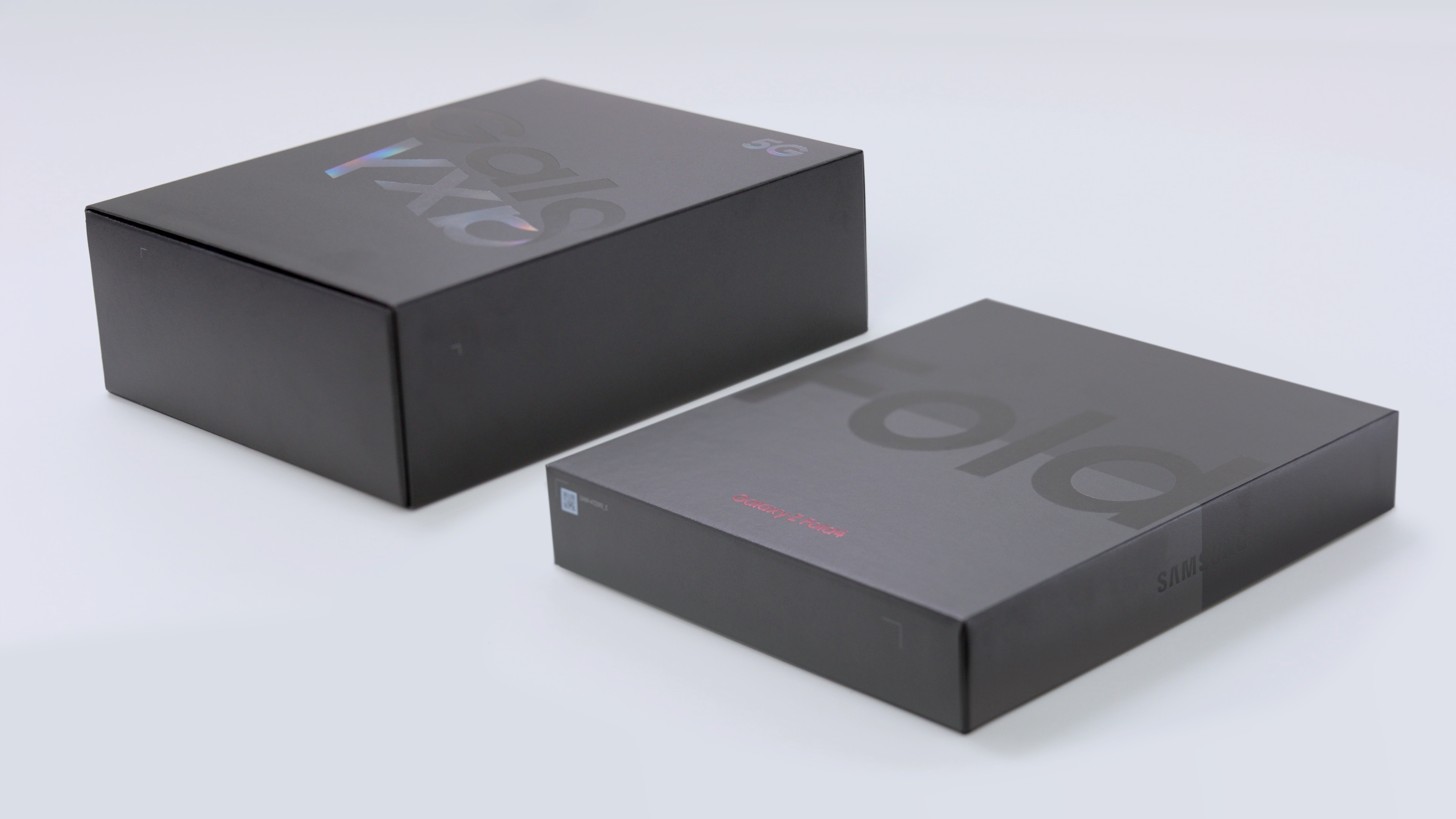 갤럭시Z폴드(좌)와 갤럭시Z폴드4(오른쪽) 패키지 비교. 사진=삼성전자