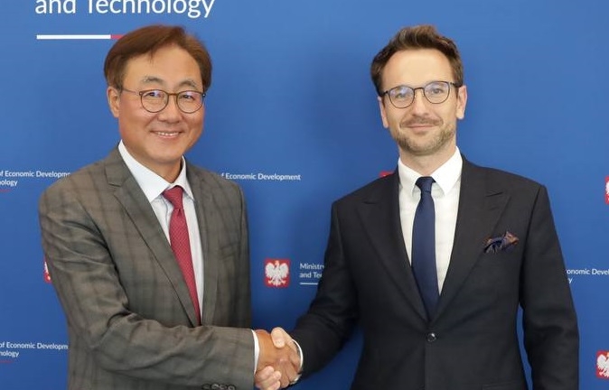 SK이노베이션 김준 부회장(왼쪽)과 발데마르 부다 폴란드 경제개발기술부 장관. 제공=SK이노베이션.